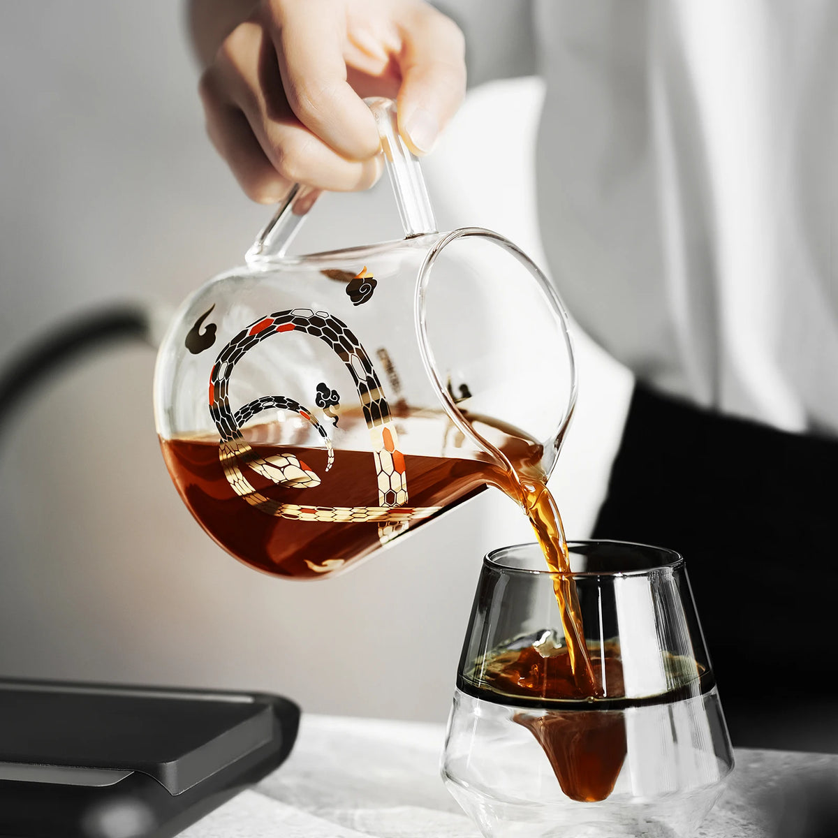 filtre carafe verre transparent motifs géométriques personnage moderne poignée 500ml
