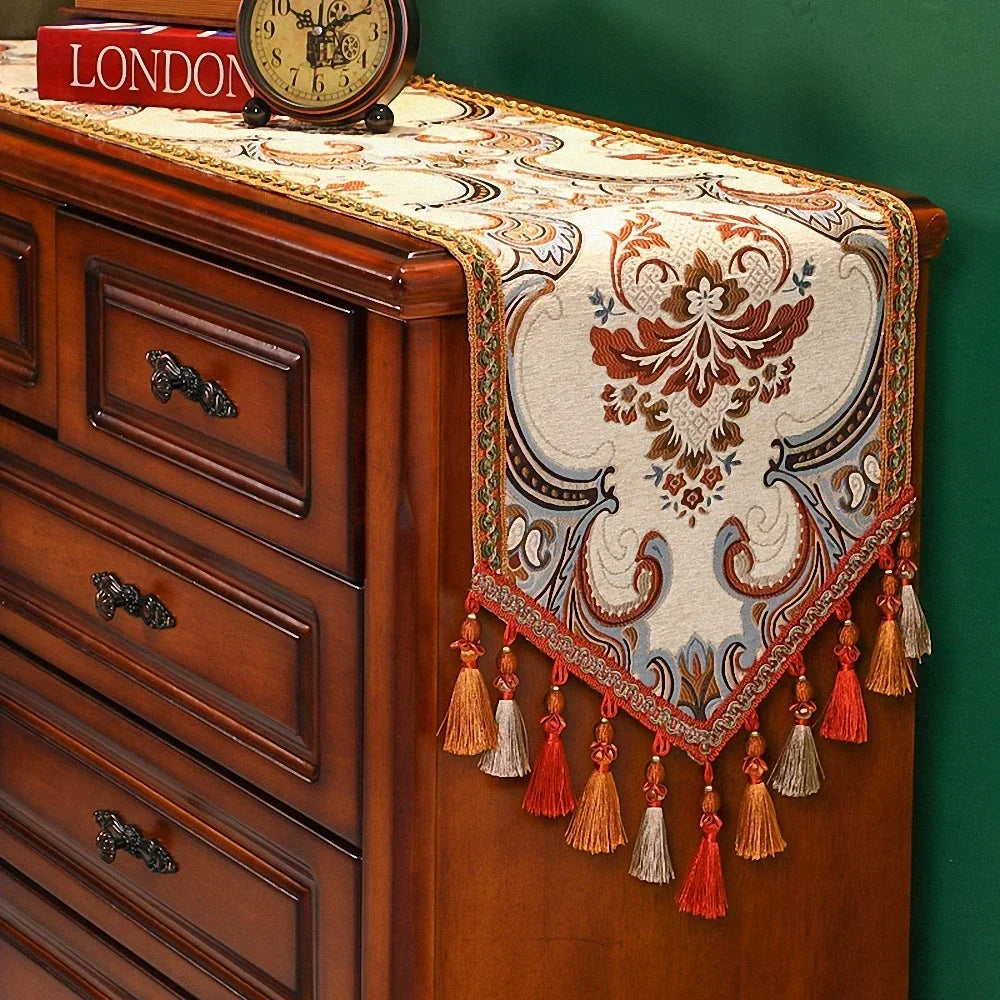 chemin table brodé floral élégant beige marron rouge vert or argent franges dorées coton