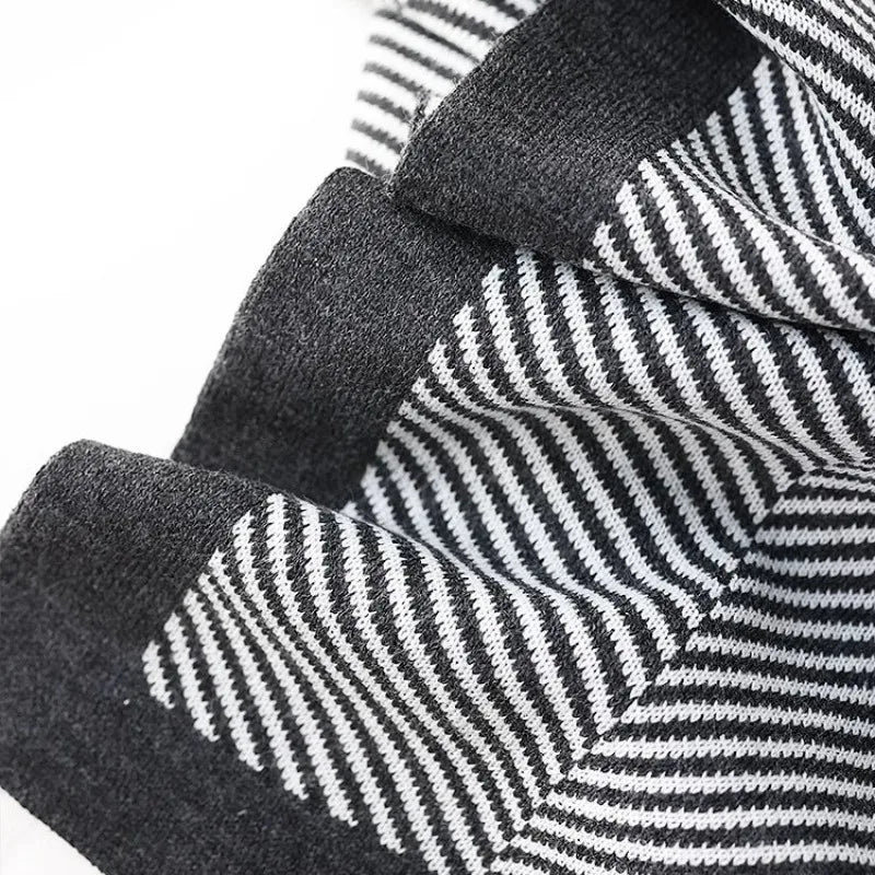 Un motif de rayures blanches et noires sur un tissu de haute qualité, avec une texture douce et un design élégant.