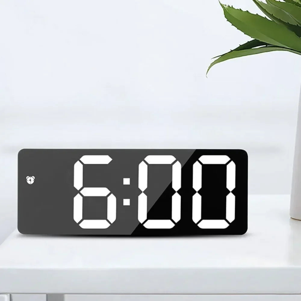 réveil numérique horloge LED noir blanc affichage heure date alarme snooze minimaliste