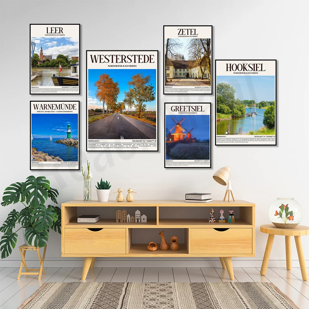 Cette image présente un ensemble d'affiches de voyage encadrées, montrant différentes destinations touristiques allemandes comme Leer, Westerstede et Greetsiel. Sur un meuble vintage en bois, on peut voir des éléments décoratifs tels que des plantes, des figurines et une lampe, créant une atmosphère chaleureuse et cosy.