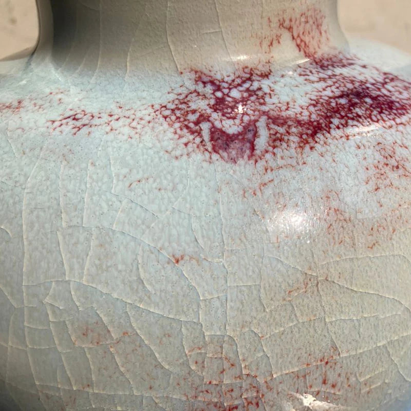 La surface craquelée et tachée de sang suggère une image troublante et bouleversante.