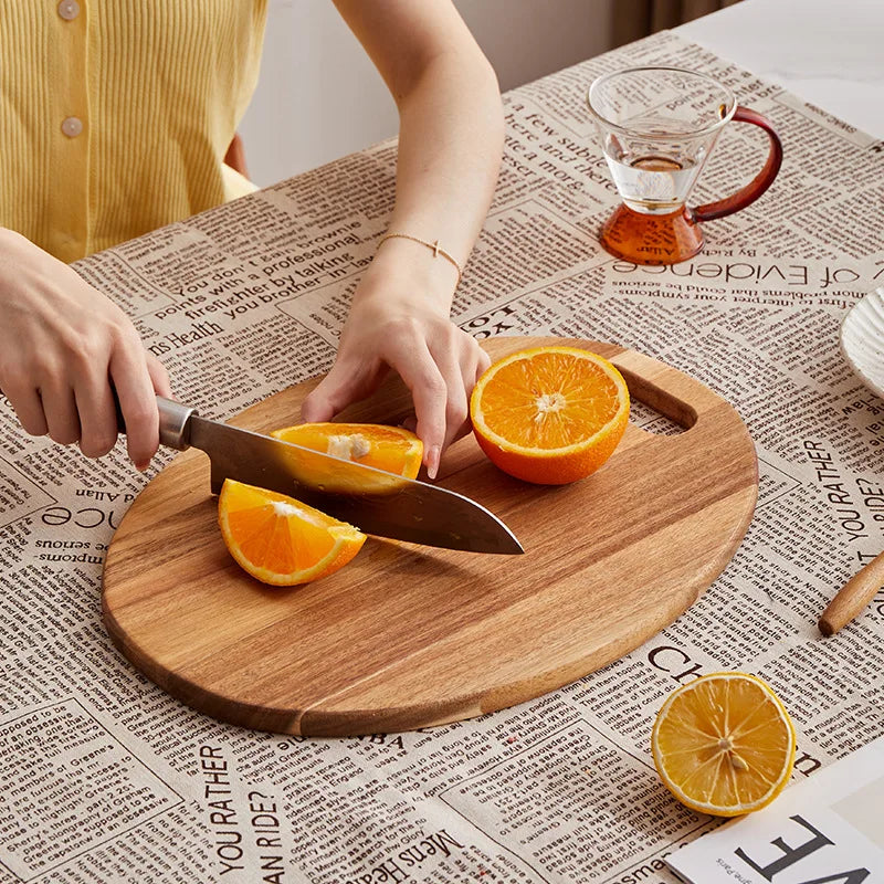 planche découper bois marron grain naturel moderne rustique poignée anneau double face respectueuse environnement