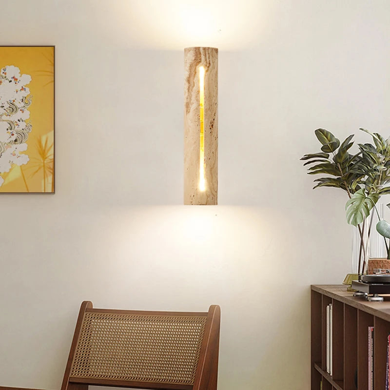Vue de côté de l'applique murale en travertin beige