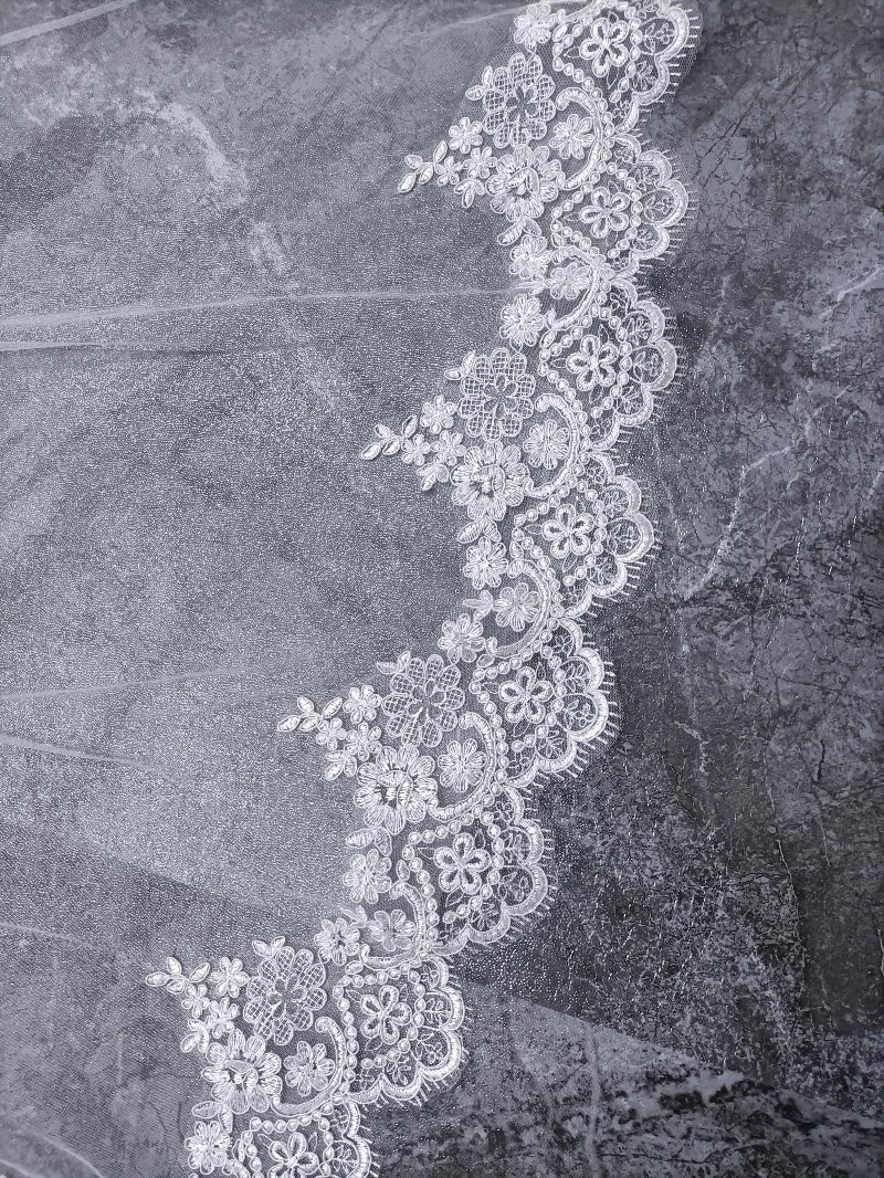 voile mariée blanc dentelle motifs floraux bord appliqué clips métalliques classique élégant translucide occasion