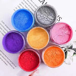 poudres colorées pinceaux décoratifs brosse poils différents outils pâtisserie artisanal pots blancs