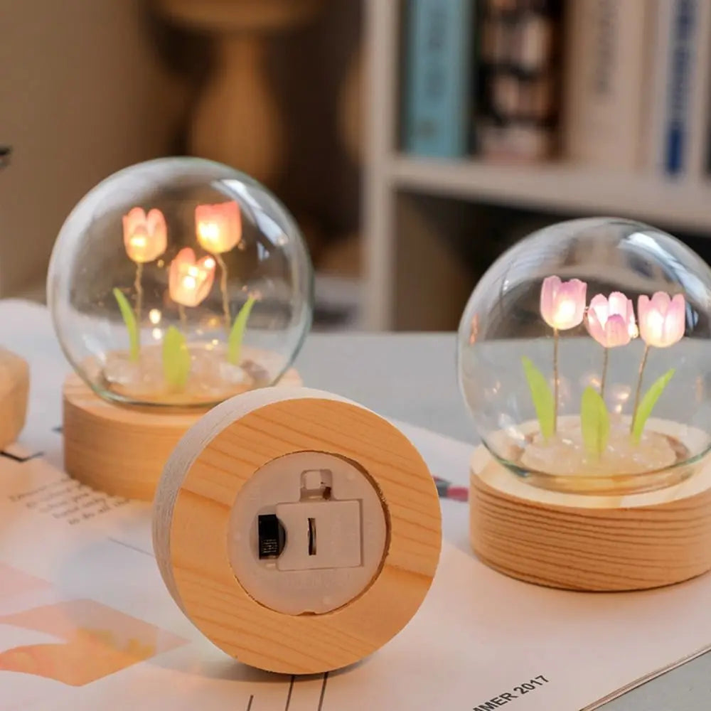 veilleuse boule verre tulipes artificielles feuilles vertes blanches base bois moderne transparente chambre décoration