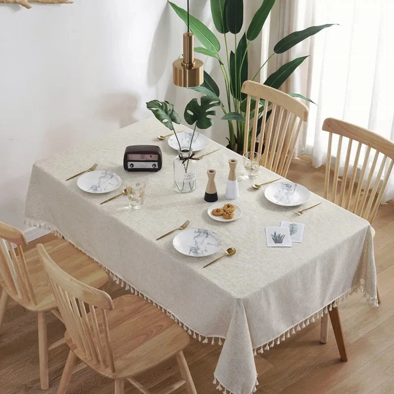nappe table lin beige pompons blancs marbrure assiettes vases scandinave minimaliste rustic chic