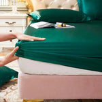 Drap-housse en satin ajusté avec bande élastique détail