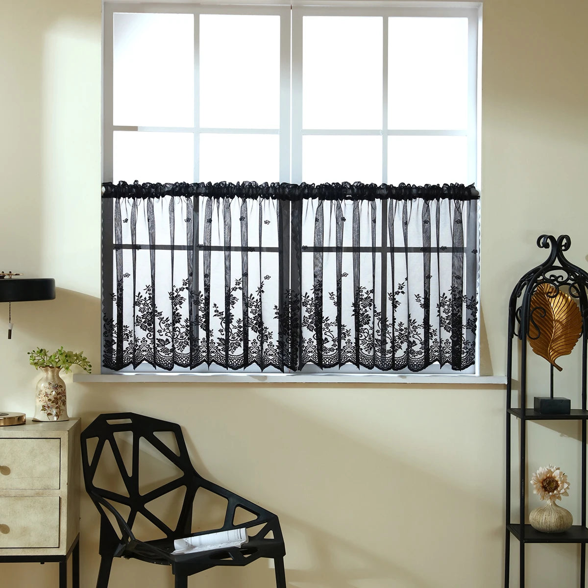 Rideau court en dentelle noire brodé motif floral sur fenêtre de cuisine