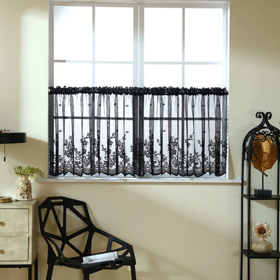 Rideau court en dentelle noire brodé motif floral sur fenêtre de cuisine