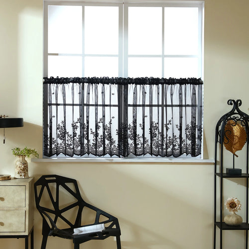 Rideau court en dentelle noire brodé motif floral sur fenêtre de cuisine