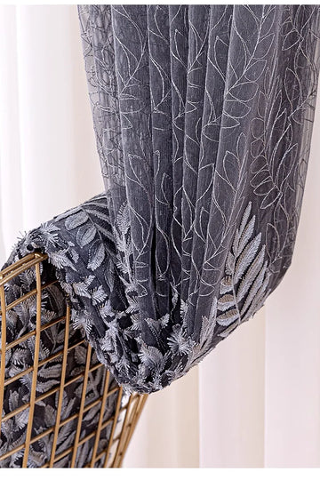 rideau moderne gris blanc broderie feuilles stylisées semi transparent anneaux noirs salon