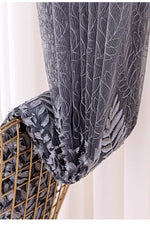 rideau moderne gris blanc broderie feuilles stylisées semi transparent anneaux noirs salon