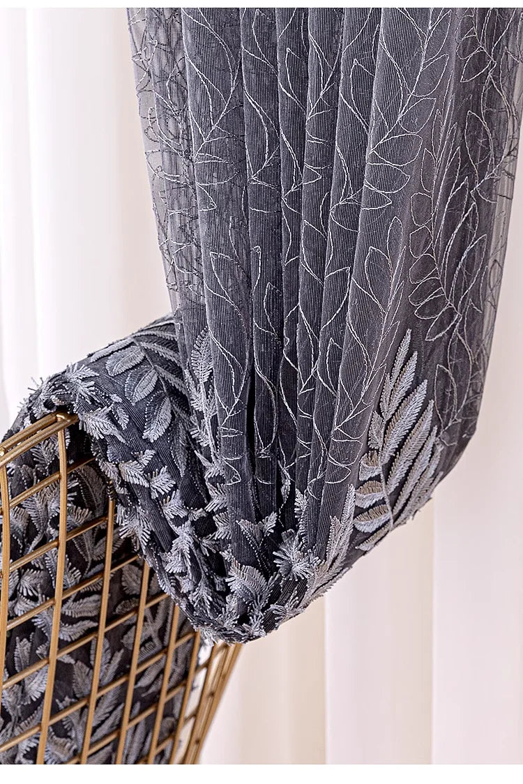 rideau moderne gris blanc broderie feuilles stylisées semi transparent anneaux noirs salon