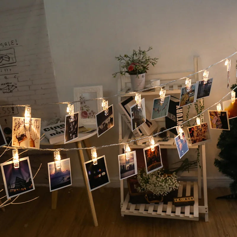 Guirlande lumineuse LED enroulée autour d'un cadre photo dans un salon
