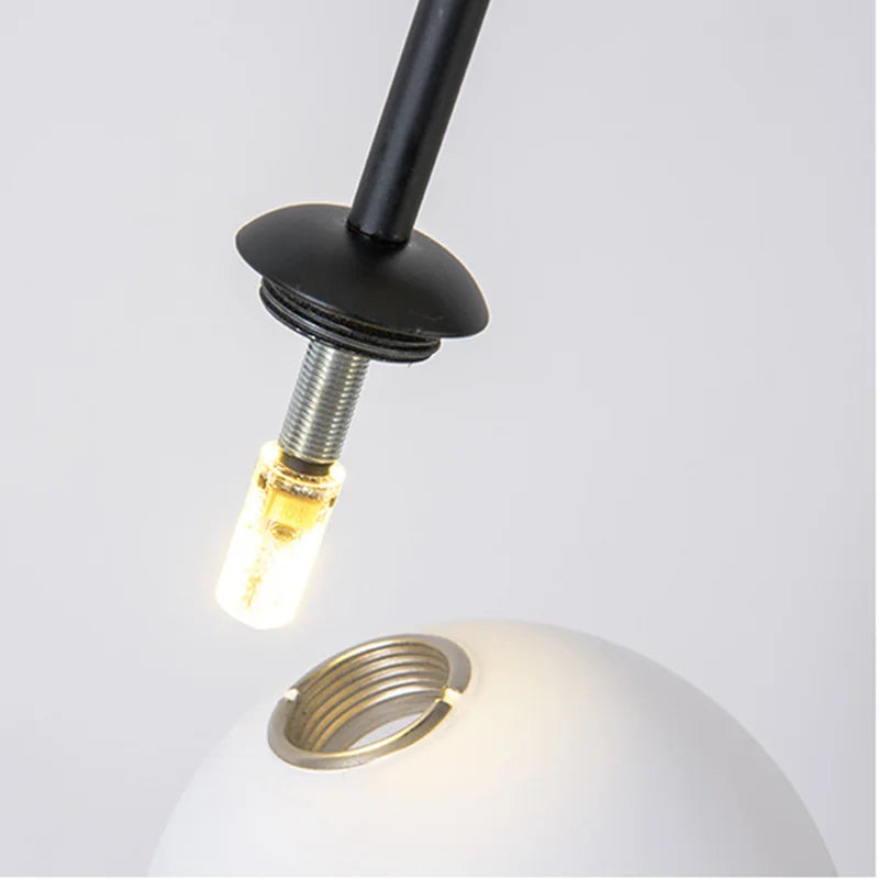suspension lumineuse moderne sphères translucides structure métallique vis doré noir blanc