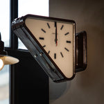 horloge murale vintage rouge noir argentée décoration salon rétro fixations visibles cadrans rectangles noirsOpaque