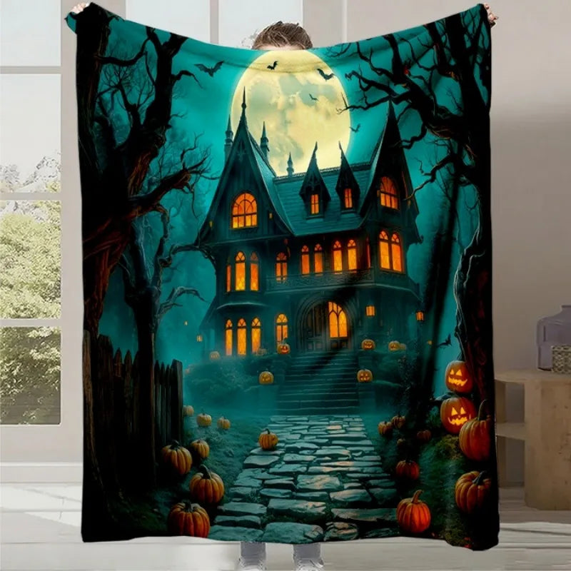 Couverture Halloween avec un château hanté éclairé sous une pleine lune, des arbres et des citrouilles dans un paysage sombre et mystérieux.