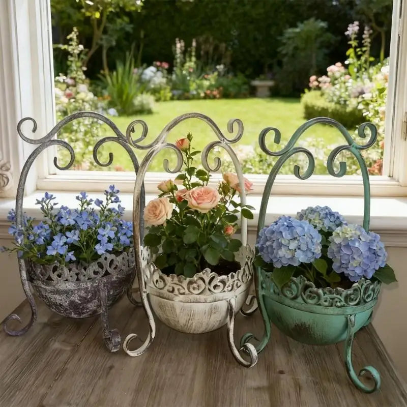 support fleurs vintage poterie ornements floraux blanc vert gris décoration romantique maison