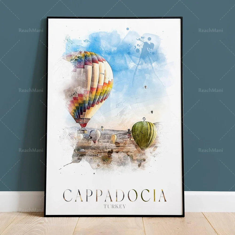 Une affiche artistique représentant des montgolfières colorées survolant le paysage pittoresque de Cappadoce, en Turquie, dans un style aquarelle.