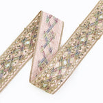 ruban dentelle brodé motifs géométriques décorations couture robes soirée luxe élégant