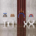 suspension lumineuse moderne arc forme géométrique rouge bleu noir blanc