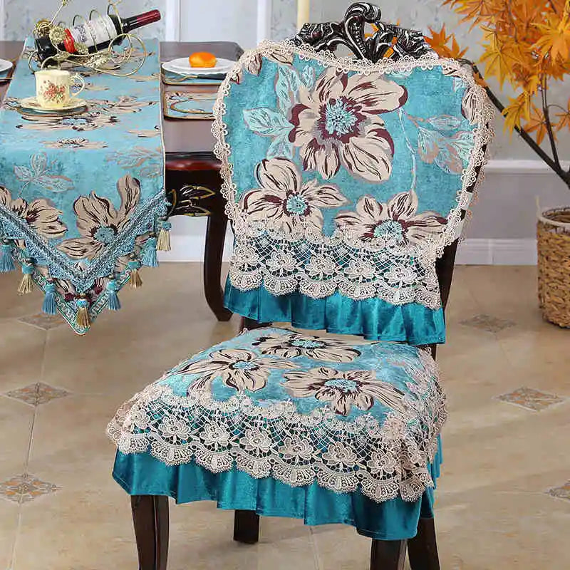 Ce fauteuil orné de motifs floraux colorés et de dentelle sophistiquée apporte une touche de sophistication et d'élégance à cette pièce d'ameublement.