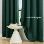 Image représentant un magnifique rideau à œillets de couleur vive. Le rideau présente un design moderne et élégant, fait de tissu de haute qualité. Il est utilisé pour décorer une fenêtre dans un intérieur contemporain, ajoutant de la chaleur et de l'intimité à la pièce. Ce rideau à oeillets est un choix populaire pour les maisons modernes, offrant une combinaison parfaite de style et de fonctionnalité.
