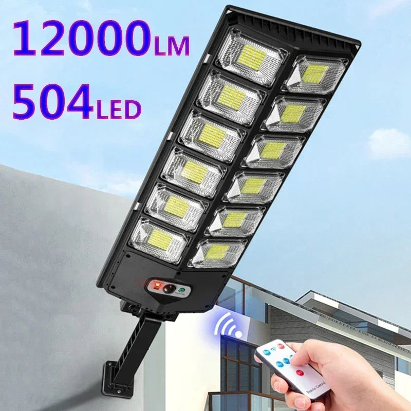 Lampe solaire extérieure 12000 lumens éclairant un jardin de nuit