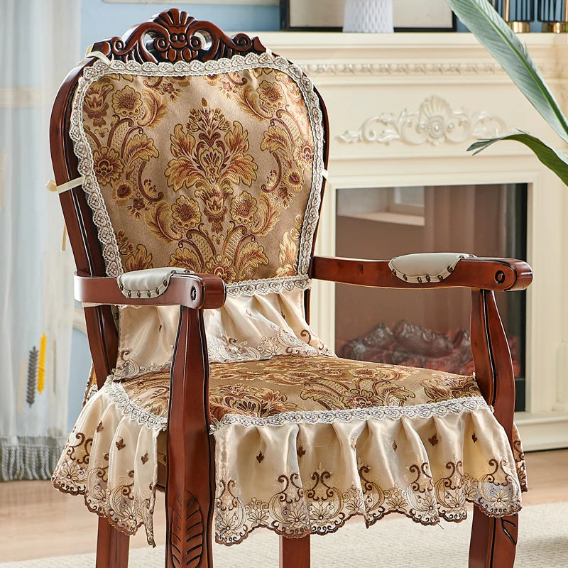 Cette chaise de style vintage, avec son élégant motif floral et ses accents de bois sombre, apporte une touche de charme et d'opulence à tout intérieur.
