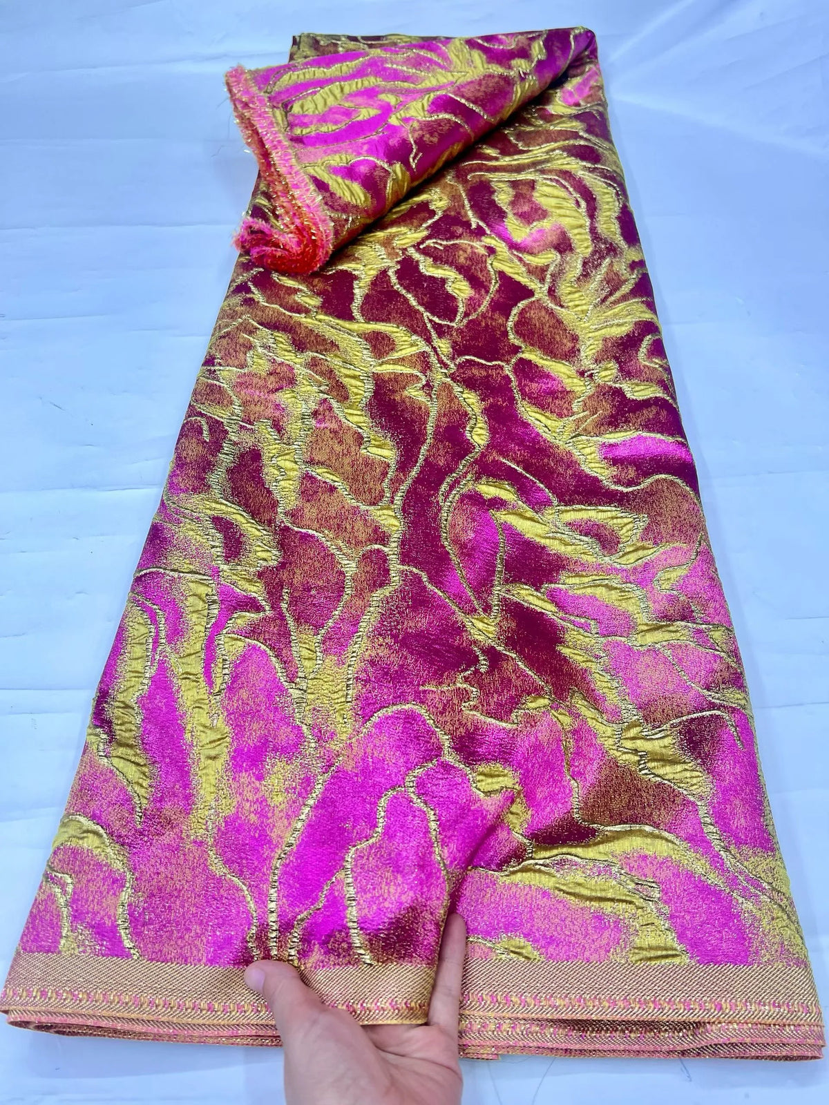 tissu polyester dentelle brocart motifs végétaux brillants couleurs variées bordures dorées soirée événementiel