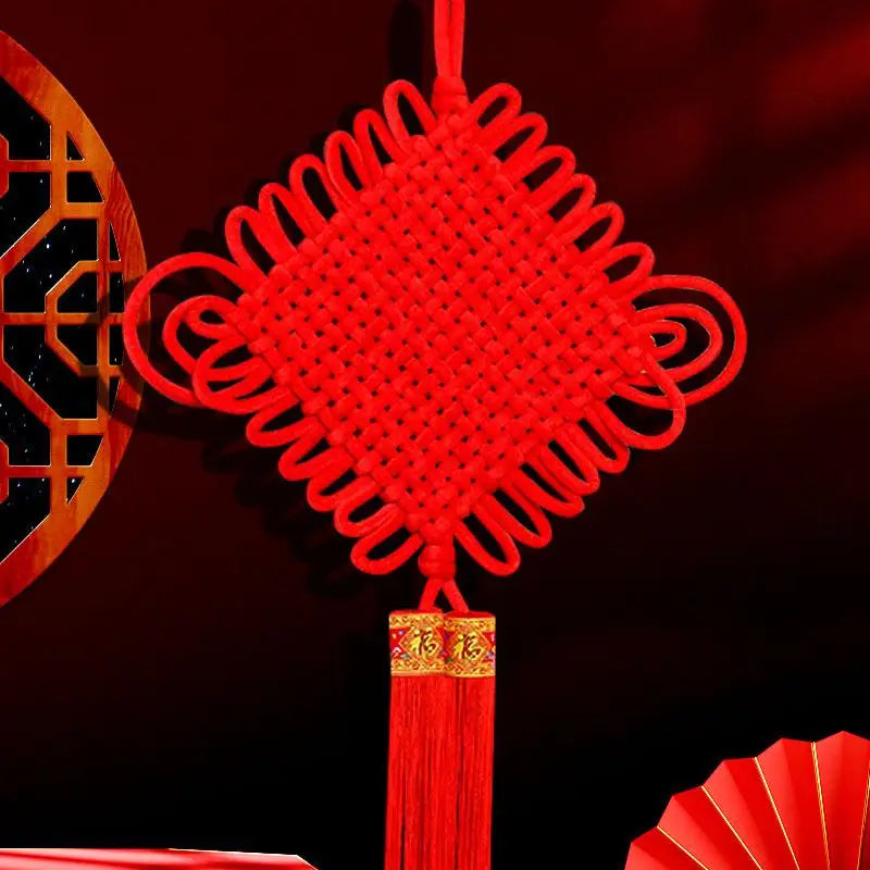 guirlande traditionnelle chinoise tissée artisanale rouge motifs géométriques pompon ruban doré festive printemps