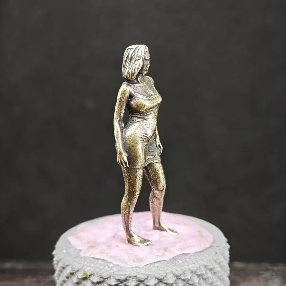statue femme dorée moderne pose dynamique socle rose texture alvéolaire métallique brillante collection
