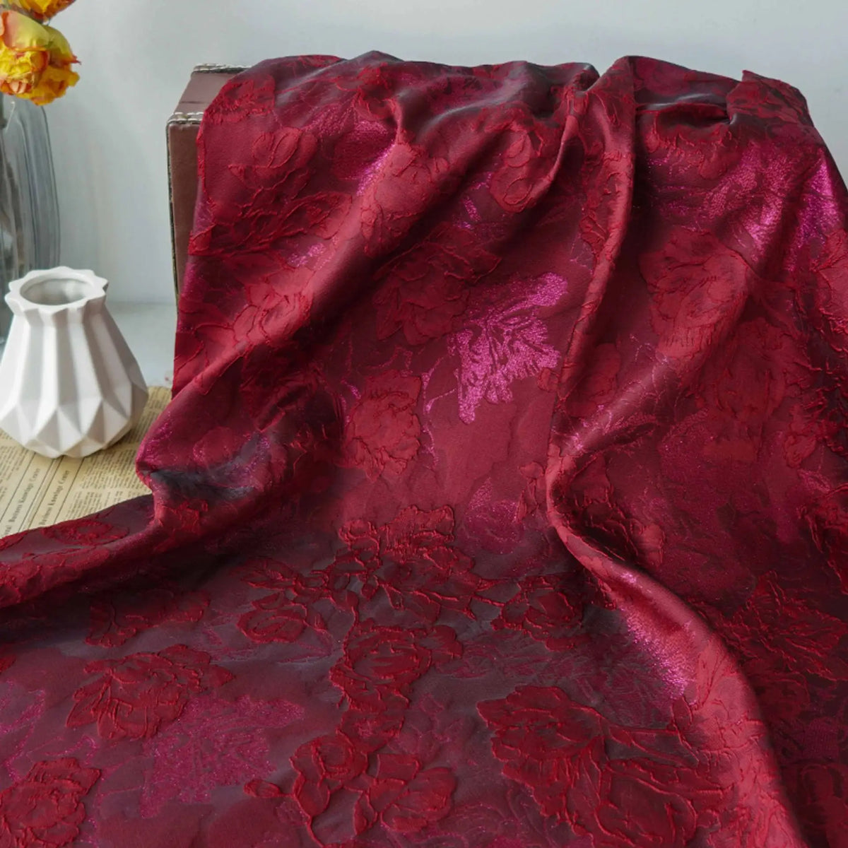 tissu polyester jacquard motifs floraux brocart rouge bleu rose élégants semi transparents coudre