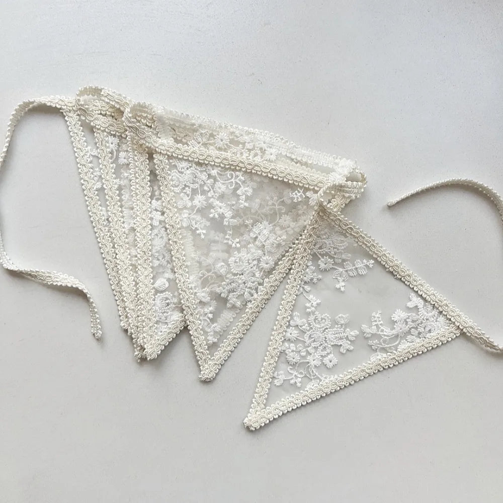 guirlande décorative bohème triangles dentelle florale blanc cassé noir anniversaire suspension chambre festive