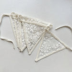 guirlande décorative bohème triangles dentelle florale blanc cassé noir anniversaire suspension chambre festive