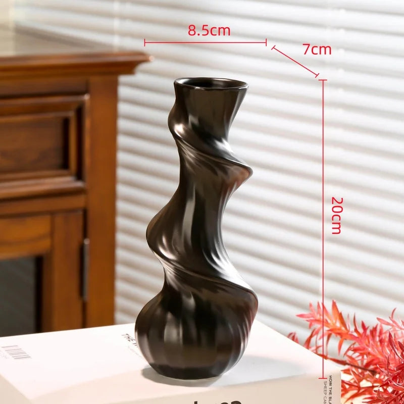 vase porcelaine blanc noir moderne sculptural abstrait plis irréguliers strié fleurs