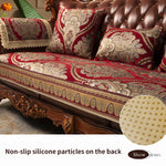 Motifs floraux luxuriants et riches couleurs rouges ornent ce somptueux canapé capitonné, complété par des particules de silicone antidérapantes sur le dossier pour un confort optimal.