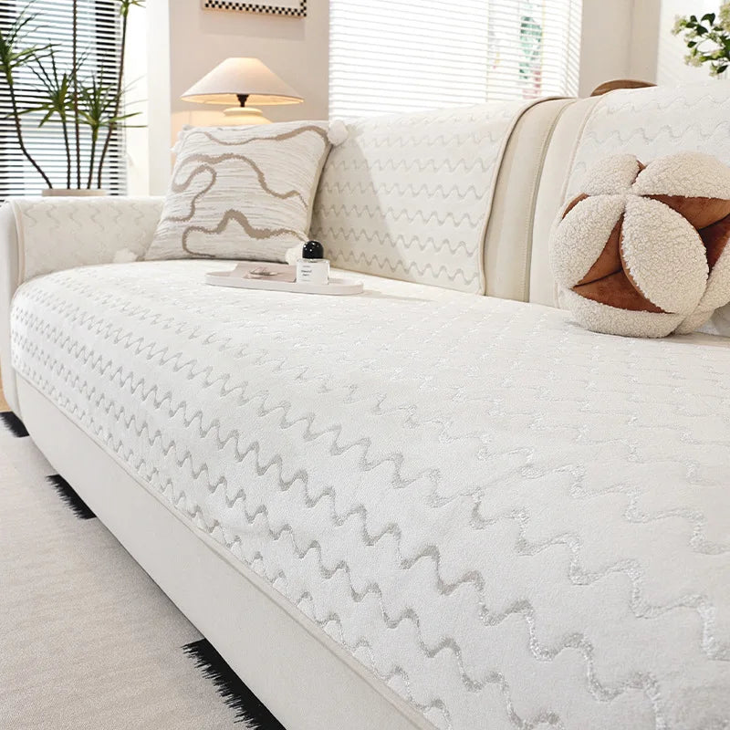 Un canapé confortable et douillet, avec des coussins moelleux et des motifs texturés qui créent une atmosphère accueillante et relaxante dans cette pièce.