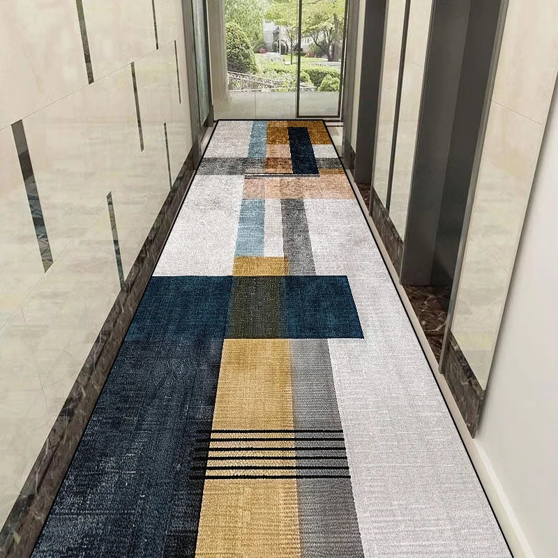 Tapis de couleur et de motif abstraits dans un couloir vitré donnant sur un jardin.