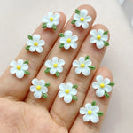 bijoux décoration ongles nail art fleurs colorées résine minimalistes blanc rose bleu vert jaune
