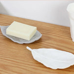 assiettes feuilles forme moderne minimaliste couleurs vert gris marron rouge blanc
