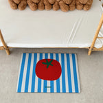tapis antidérapant moderne bleu clair rouge vert tomate stylisée sol salle bain porte decoration
