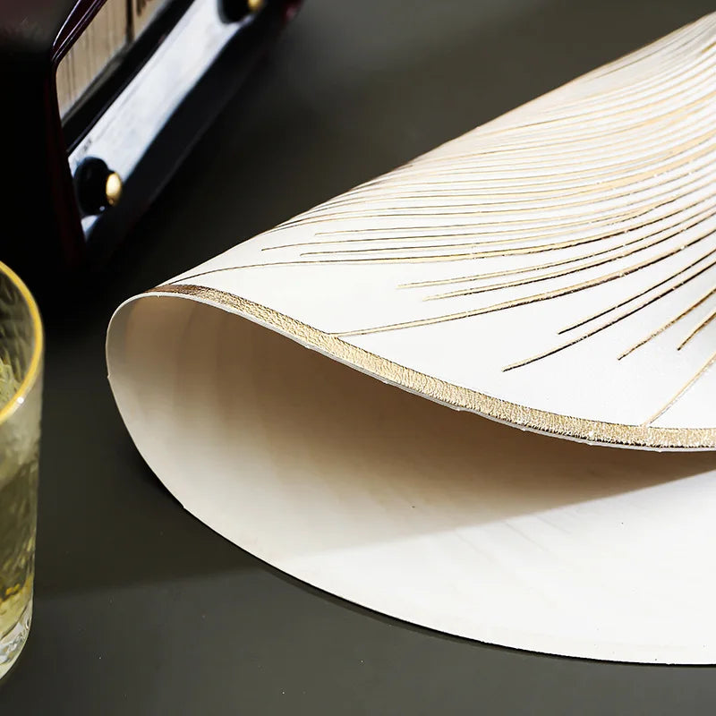 Napperon rond en vinyle utilisé sous un verre à vin