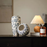 vase ceramic blanc bleu fleurs stylisées classique vintage table cylinder