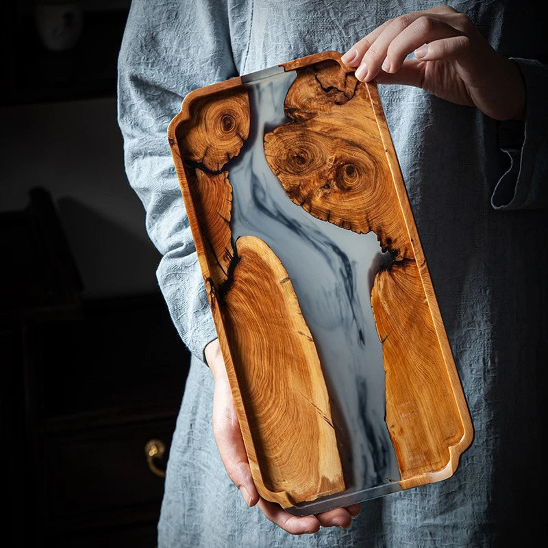 Plateau en bois massif fait main rectangulaire sur table