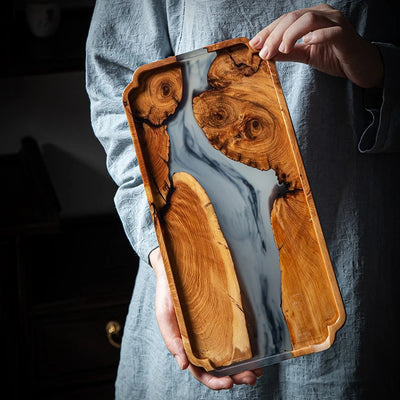 Plateau en bois massif fait main rectangulaire sur table