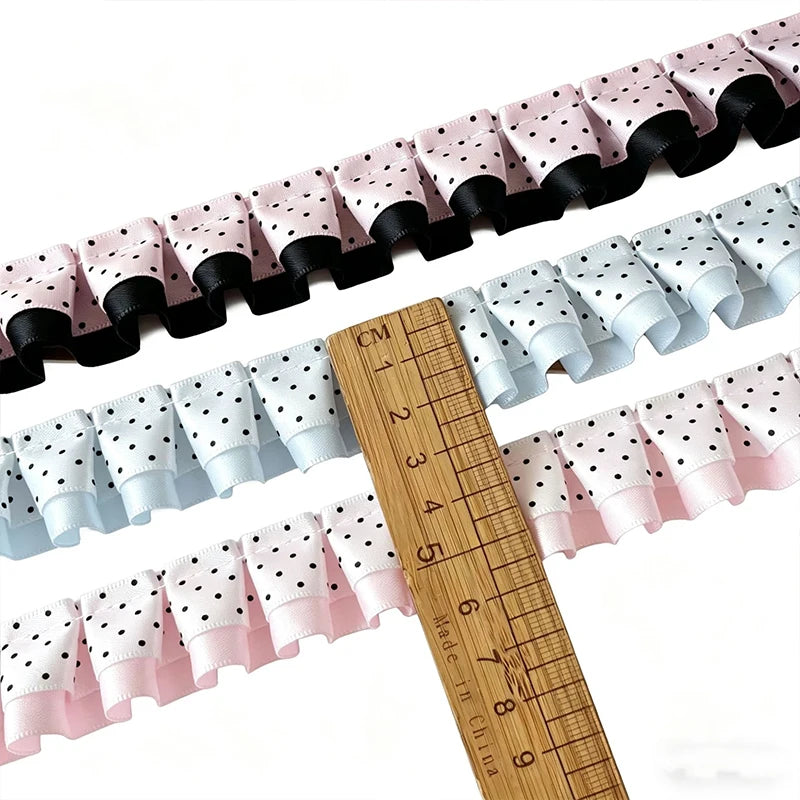 rubans franges dentelles pois noirs rose clair blanc cheveux décoration élégante partie