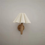 lampe murale plissée bois blanc moderne interrupteur bouton éclairage chambre coucher rustique